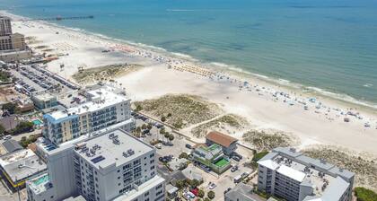 Clearwater Beach Cottage 15H Steps to Beach | Beach Gear Included!