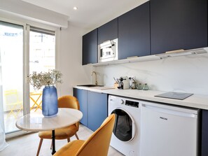 Réfrigérateur, micro-ondes, lave-vaisselle, cafetière/bouilloire