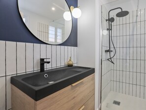 Shower, free toiletries, hair dryer, towels - Studio Nocturnelle - Welkeys (Antibes)