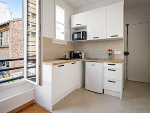 Jääkaappi, mikroaaltouuni, kahvin-/teenkeitin, leivänpaahdin