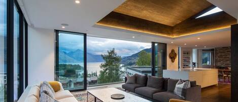 Smart-TV, Kamin, Stereoanlage