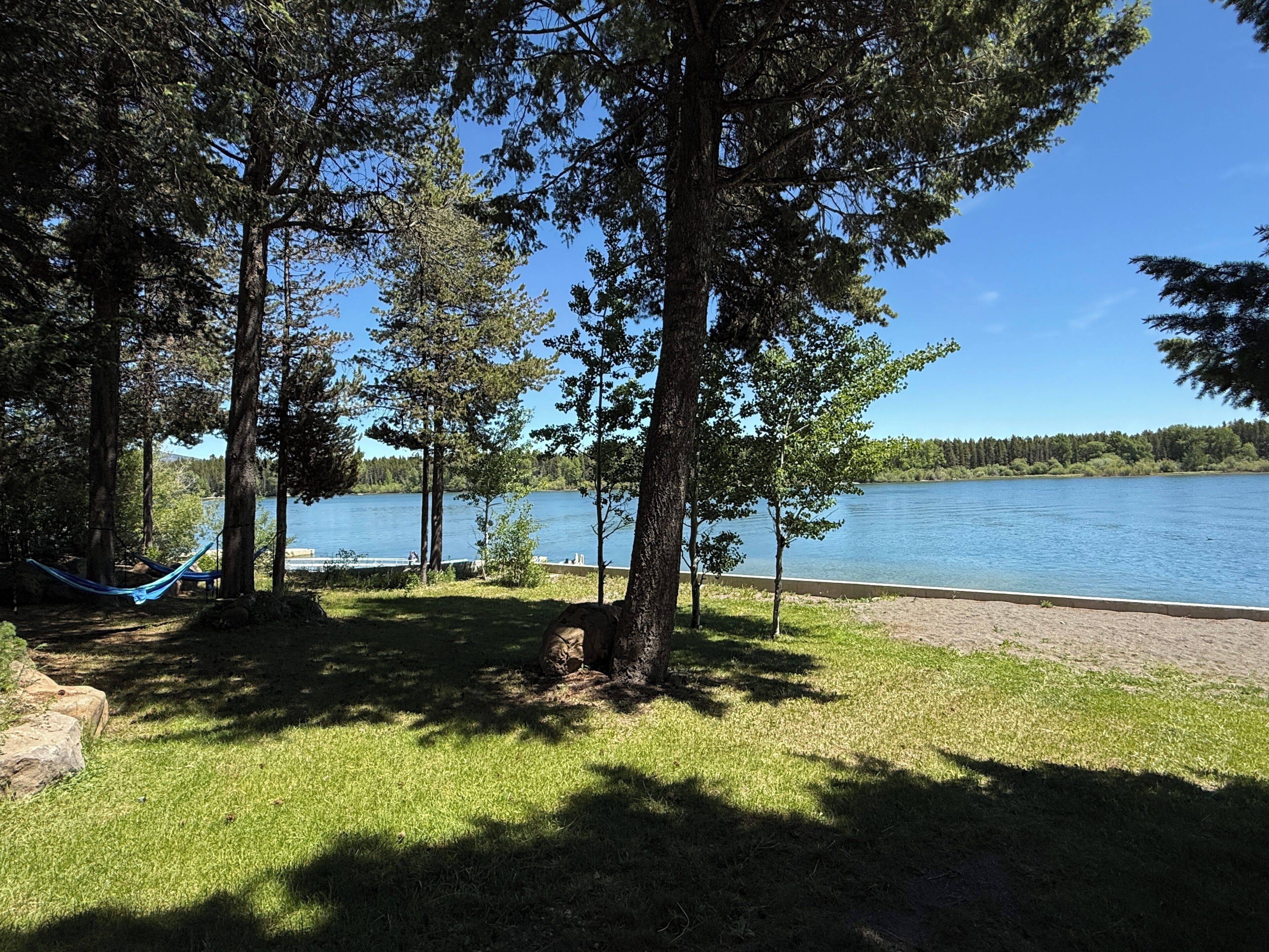 På stranden
