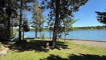 På stranden