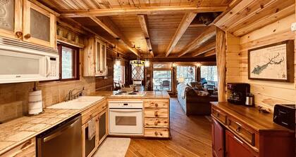 Lakefront cabin with private dock and fire pit - Hidden Bear Cabin