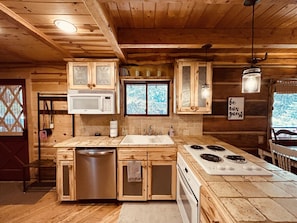 Fridge, microwave, oven, stovetop - Lakefront cabin with private dock and fire pit - Hidden Bear Cabin (Island Park)