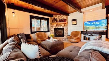 Smart-TV, Kamin, DVD-Player, Bücher