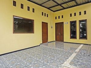 Free self-parking - OYO Life 91869 Insan Mulia Kost Syariah (Mojokerto)