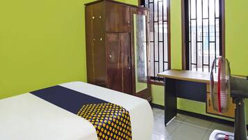 Escritorio y ropa de cama