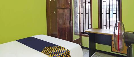 Economy Single Room | Meja, cadar katil
