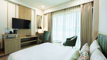 Deluxe Room City View | Premium bedding, minibar, desk, laptop workspace