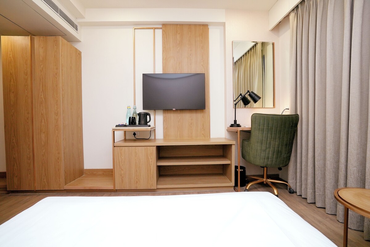 高档床上用品、迷你吧、办公桌、笔记本电脑工作区