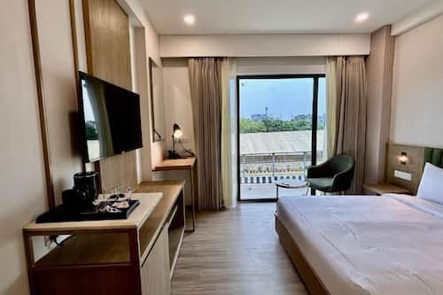 Premium bedding, minibar, desk, laptop workspace
