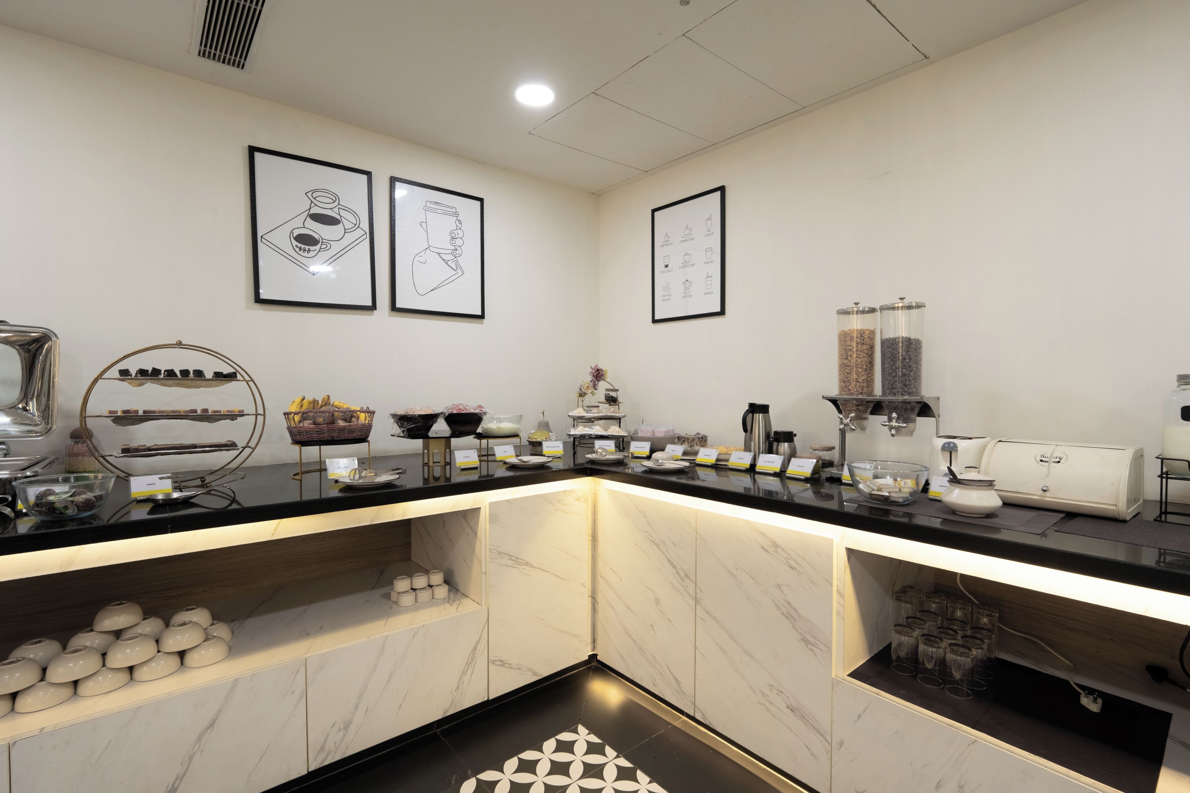 Una cocina moderna con encimeras de mármol, una estación de café y varios electrodomésticos.