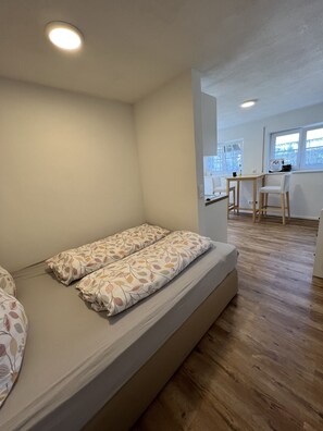 1 室のベッドルーム、旅行用ベビーベッド、WiFi (無料)、ベッドシーツ