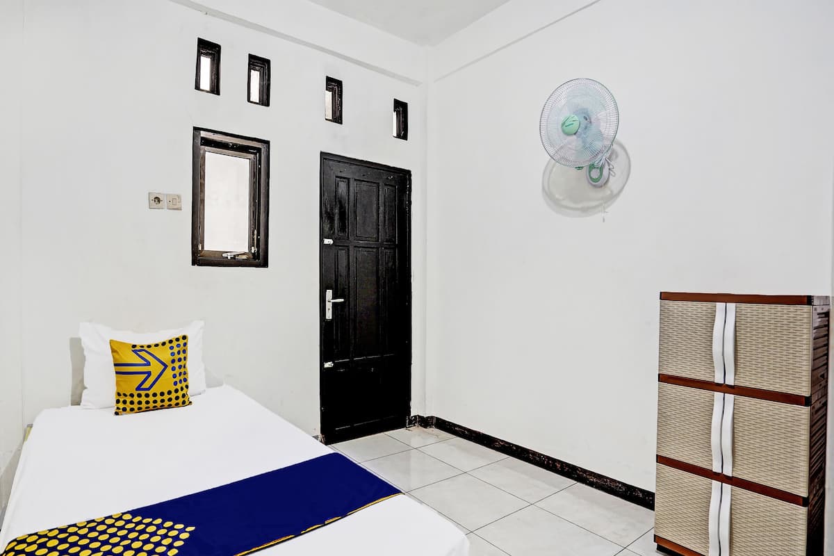 Economy Single Room | Desk, free WiFi, bed sheets