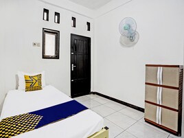 Escritorio, wifi gratis y ropa de cama