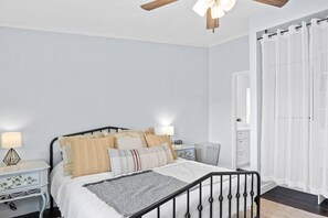 3 quartos, escrivaninha, ferros/tábuas de passar roupa