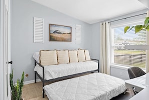 3 habitaciones, escritorio, tabla de planchar con plancha y wifi gratis