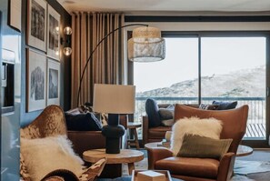 TV - Luxury Alpine Apartment in the Centre Of It All (Hotham Heights)