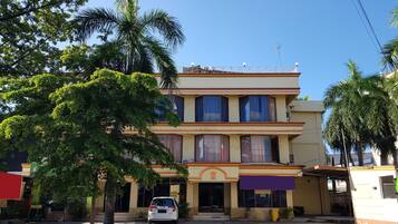 Vista frontal de la propiedad