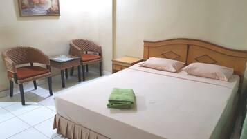 Habitación doble Deluxe | Escritorio y ropa de cama