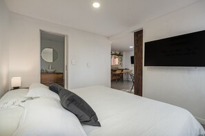 1 chambre, bureau, fer et planche à repasser, lit parapluie