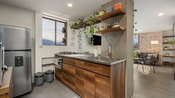 Frigorifero, microonde, forno, piano cottura