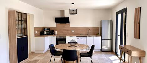 Kylskåp, mikrovågsugn, ugn och spishäll