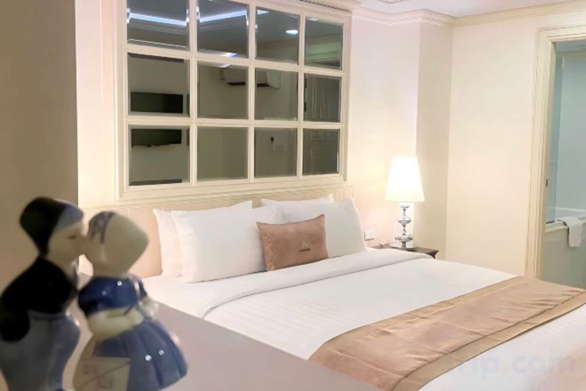 Escritorio, espacio para trabajar con laptop y cortinas blackout 
