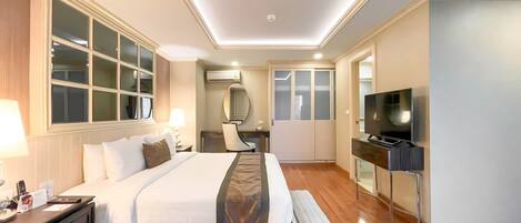 مكتب ومساحة عمل للكمبيوتر المحمول وستائر تعتيم وتجهيزات عازلة للصوت