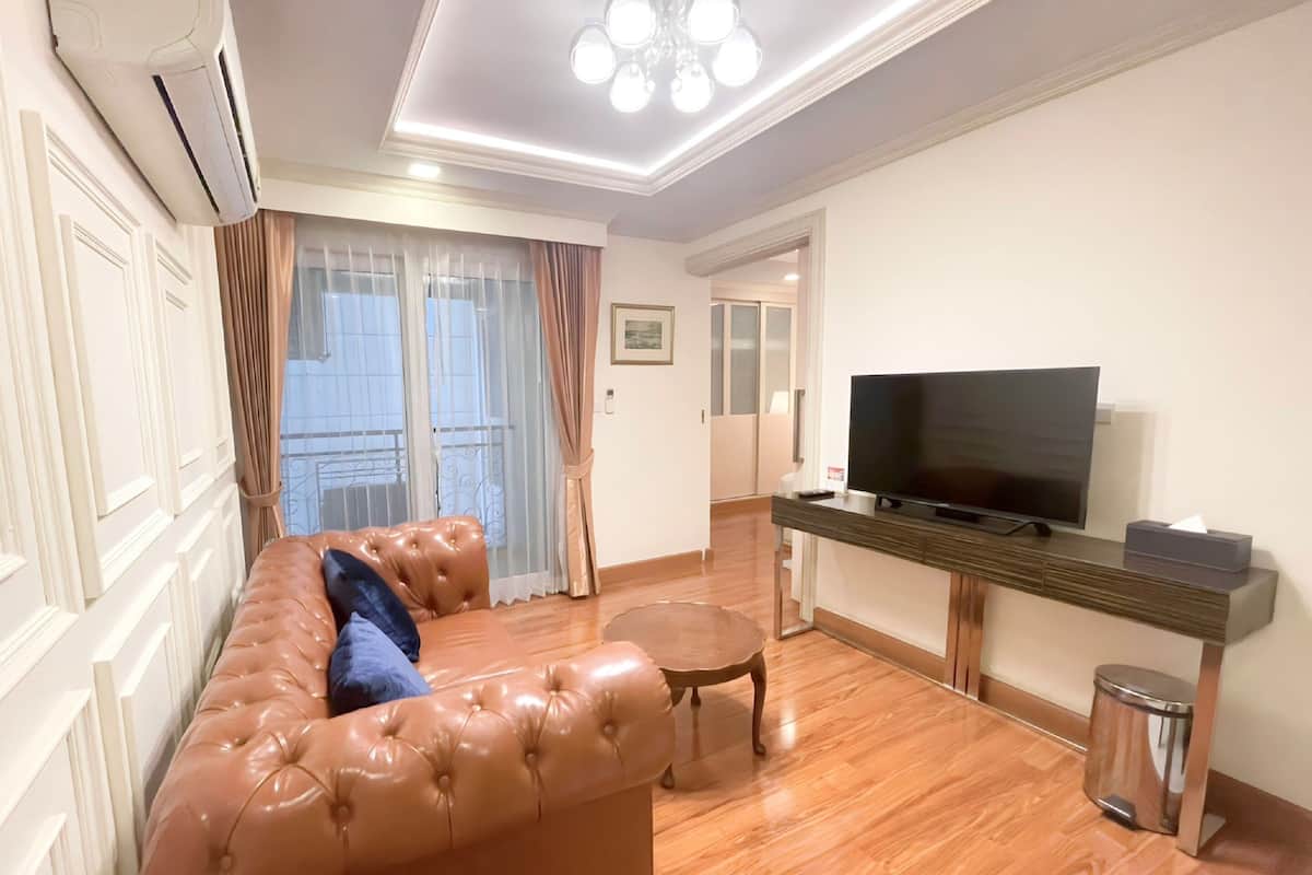 Premier Suite | Living area | Smart TV, Netflix, streaming services