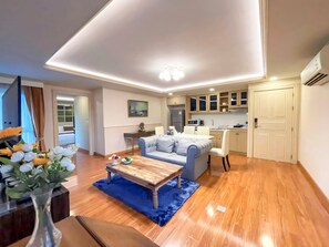 Executive suite, 2 slaapkamers | Woonruimte | Een smart-tv, Netflix en streamingdiensten