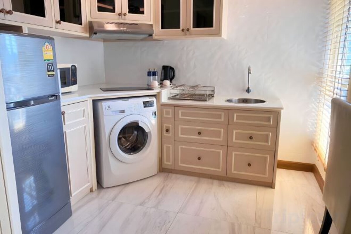 Cocina privada | Refrigerador con congelador, microondas y parrilla de estufa 