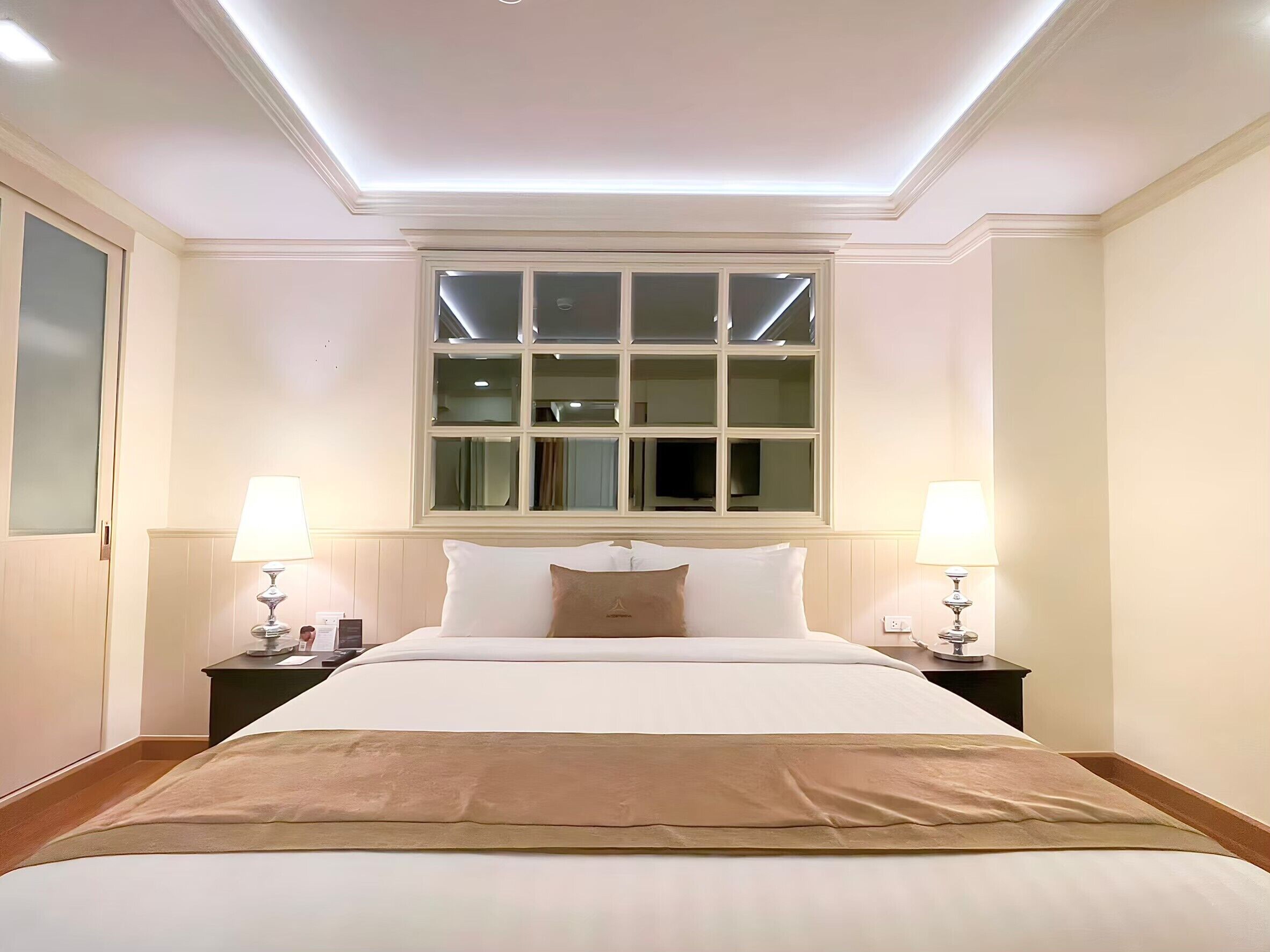 Premier suite | Een bureau, een laptopwerkplek, verduisterende gordijnen