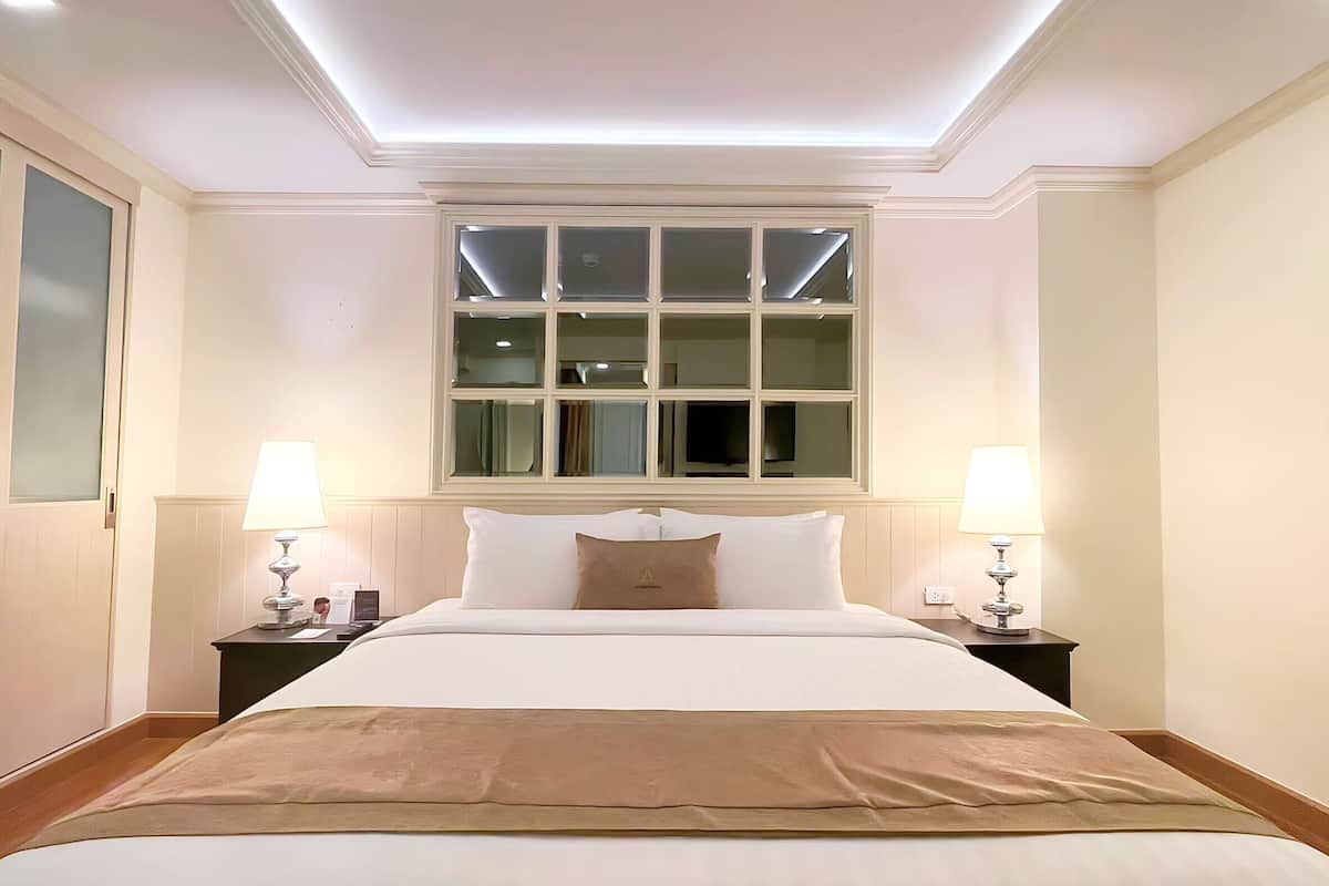 Premier Suite | Desk, laptop workspace, blackout drapes, soundproofing