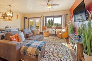 Smart TV, fireplace, offices - Spacious Condo 3-Minute Walk to Flathead Lake & DT (Bigfork)
