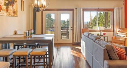 Spacious Condo 3-Minute Walk to Flathead Lake & DT