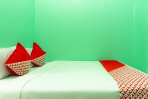 Escritorio, wifi gratis y ropa de cama 