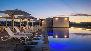 Innenpool, Außenpool (je nach Saison geöffnet), Cabañas (gegen Gebühr)