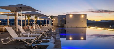 Piscine intérieure, piscine extérieure en saison, cabanas (supplément)