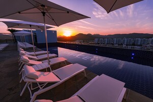 실내 수영장, 시즌별로 운영되는 야외 수영장, 09:00 ~ 20:00 오픈, 카바나(요금 별도), 수영장 파라솔