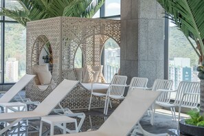 Een binnenzwembad, een seizoensgebonden buitenzwembad