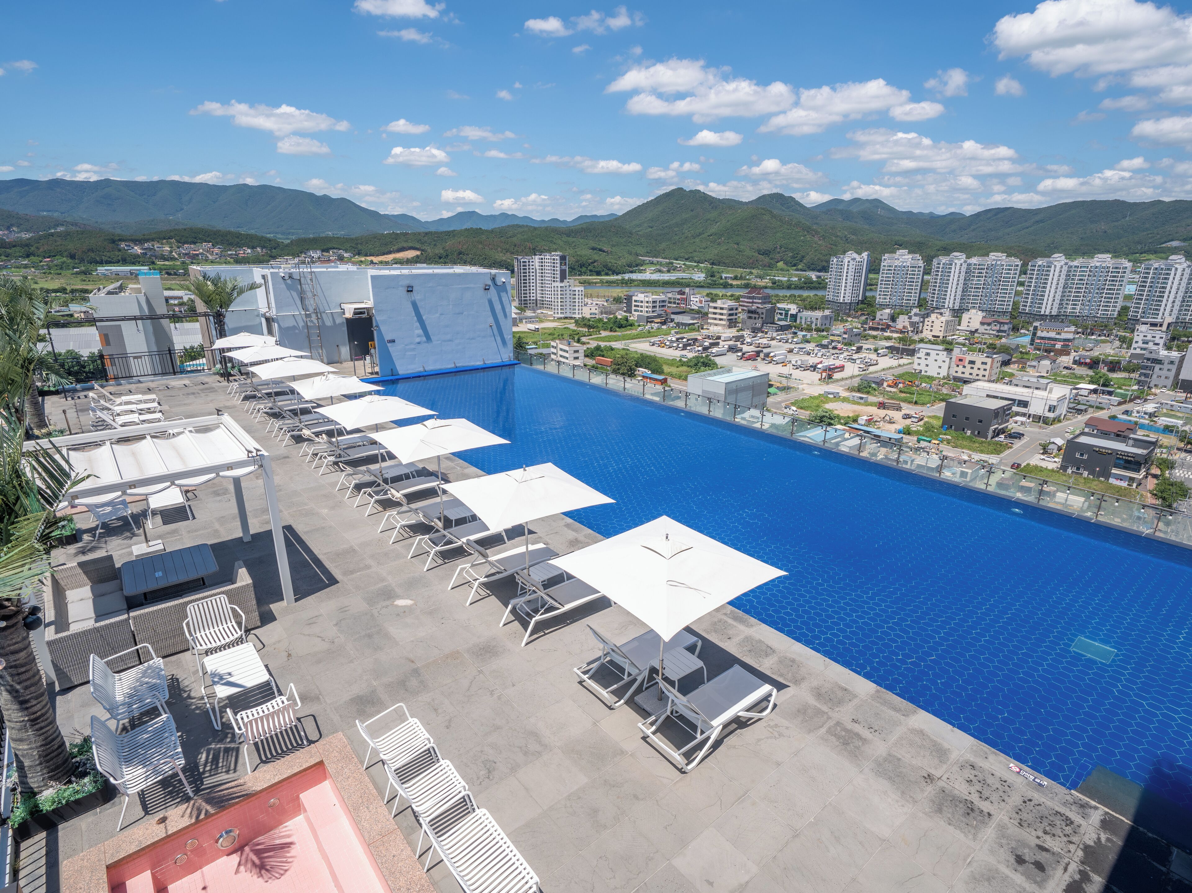 Innenpool, Außenpool (je nach Saison geöffnet), Cabañas (gegen Gebühr)