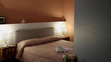Habitación exclusiva doble, 1 cama de matrimonio | Edredones de plumas y colchones con acolchado adicional