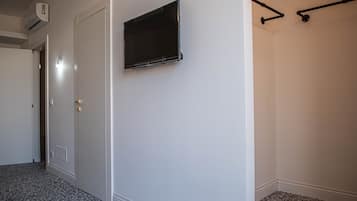 Habitación triple Deluxe | Edredones de plumas y colchones con acolchado adicional
