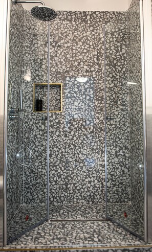 Deluxe Triple Room | Bathroom | Shower, rainfall showerhead, free toiletries, hair dryer - U'Panare (Taranto)