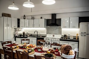 Refrigerador con freezer, microondas, horno, cafetera expreso