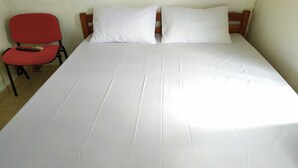 豪華雙人房 | 書桌、床單