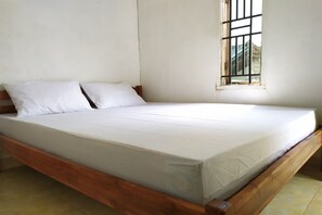 Deluxe Double Room | Desk, bed sheets - Hotel O Bontotangnga Homestay (Makassar)