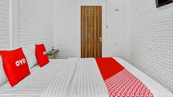 Deluxe Double Room | Laptop workspace, free WiFi, bed sheets